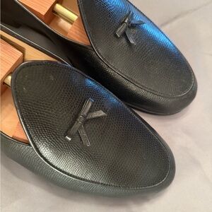 . Some scratches on one side.Shoe trees not included. Tassel detail